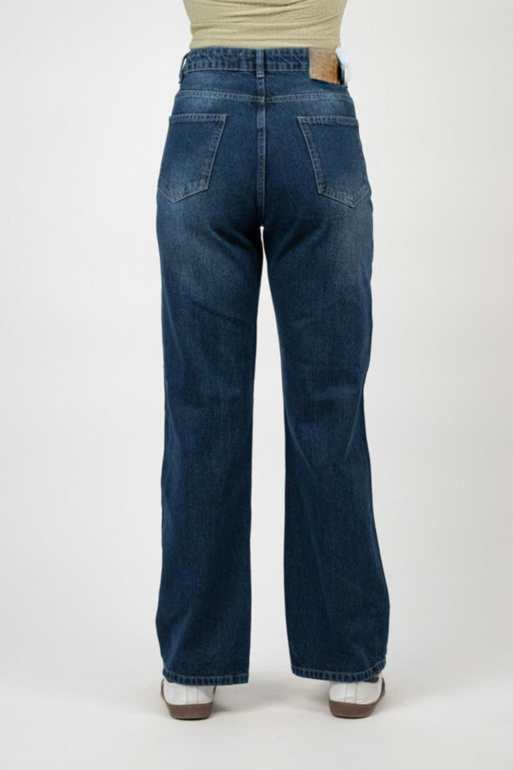 CLASSIC STRAIGHT DENIM – MID WASH