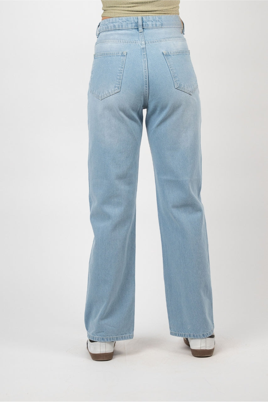 CLASSIC STRAIGHT DENIM – LIGHT WASH