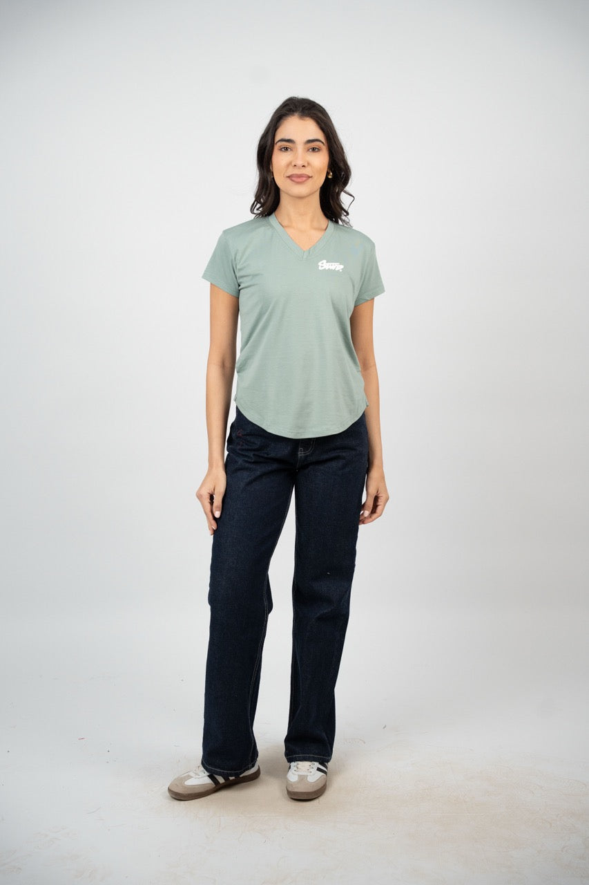 CURVED HEM V-NECK LOGO TEE