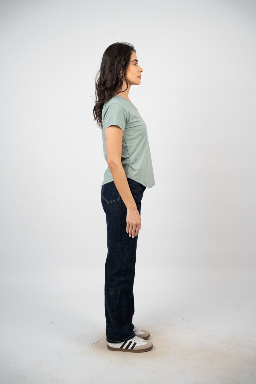 CURVED HEM V-NECK LOGO TEE