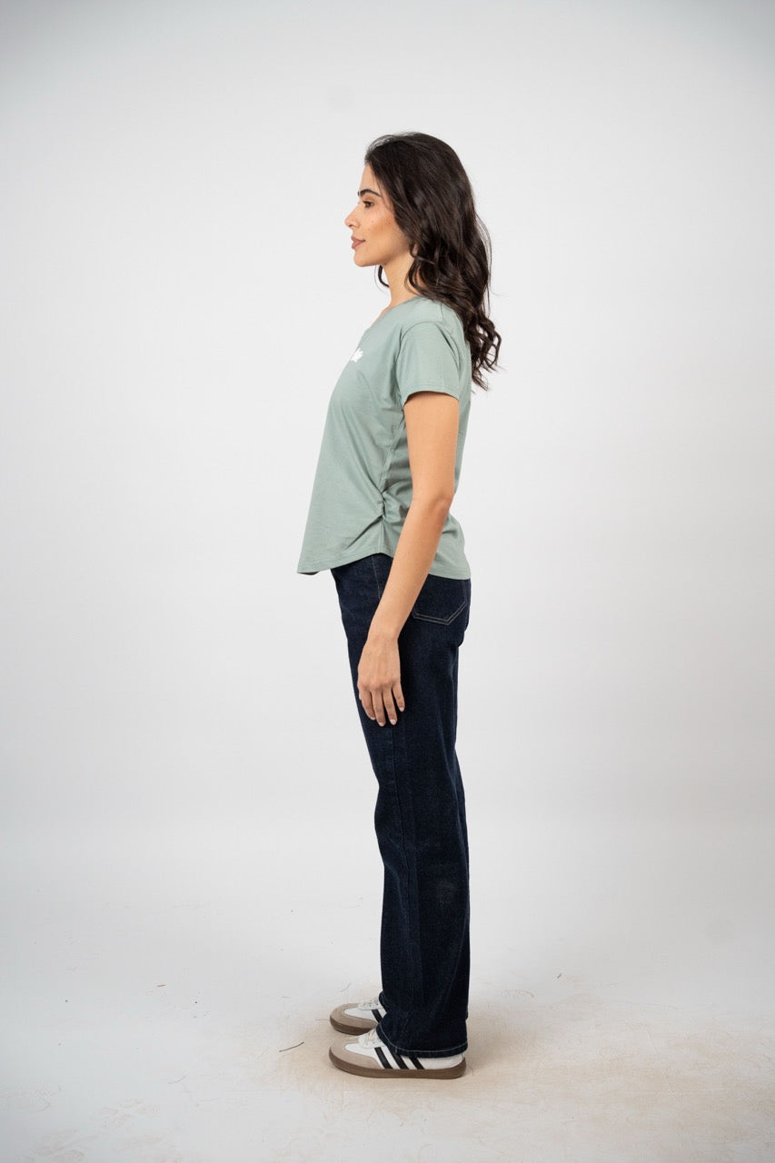 CURVED HEM V-NECK LOGO TEE