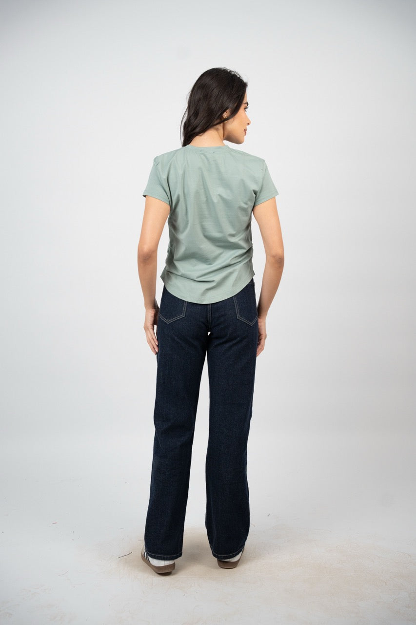 CURVED HEM V-NECK LOGO TEE