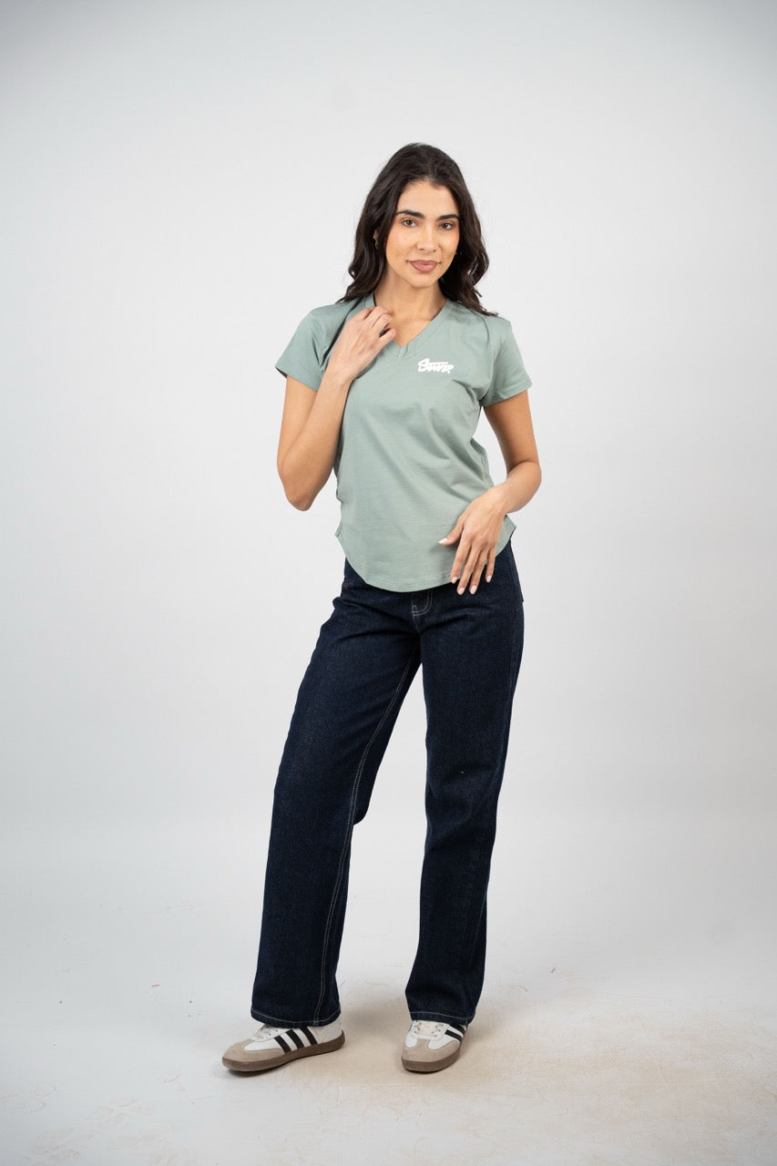 CURVED HEM V-NECK LOGO TEE