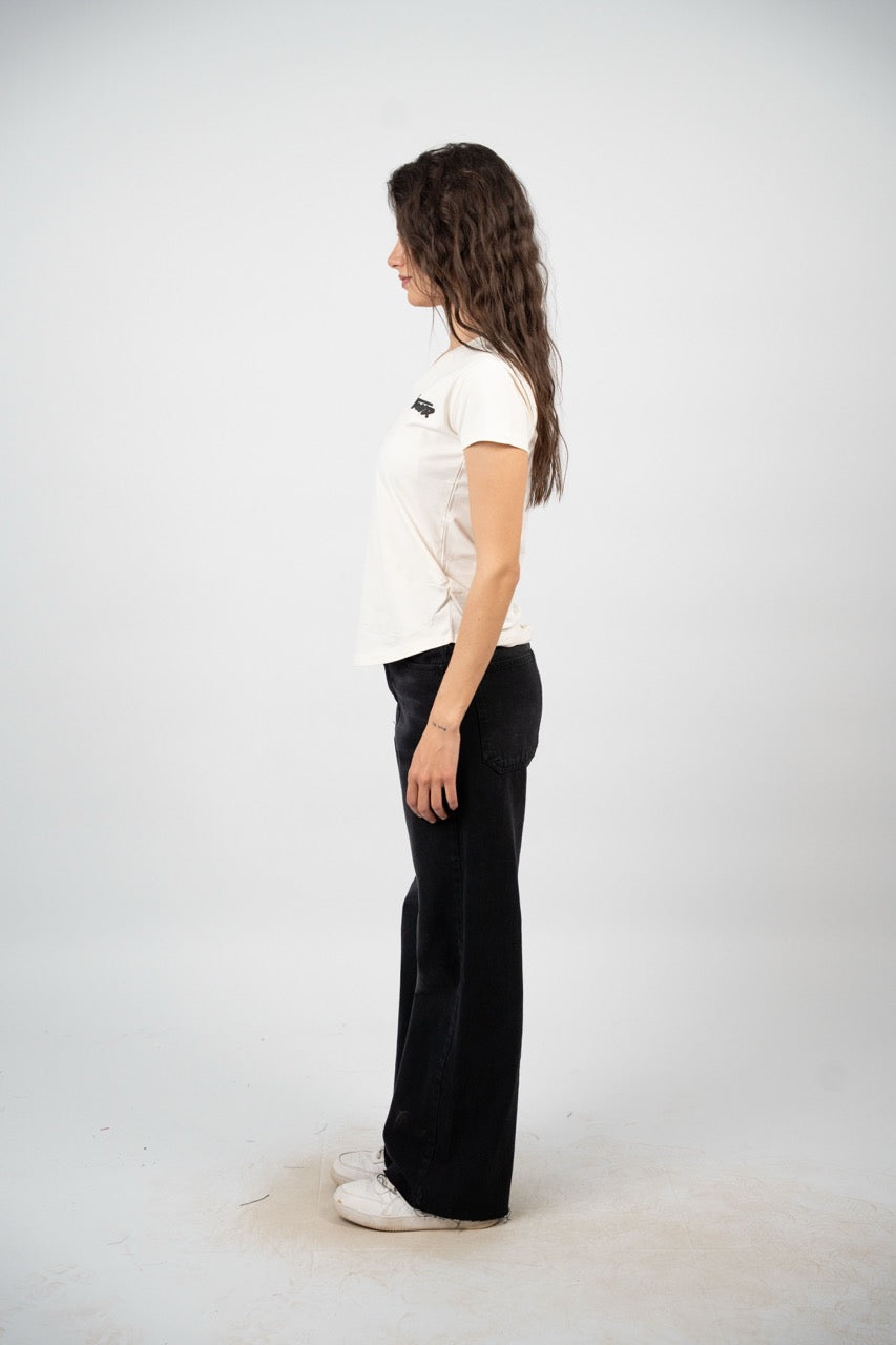 CURVED HEM V-NECK LOGO TEE