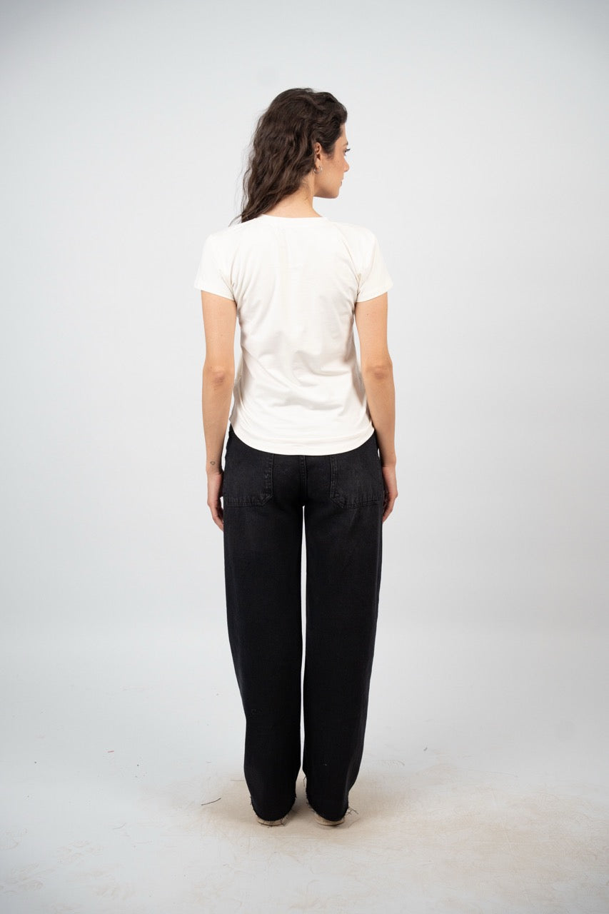 CURVED HEM V-NECK LOGO TEE