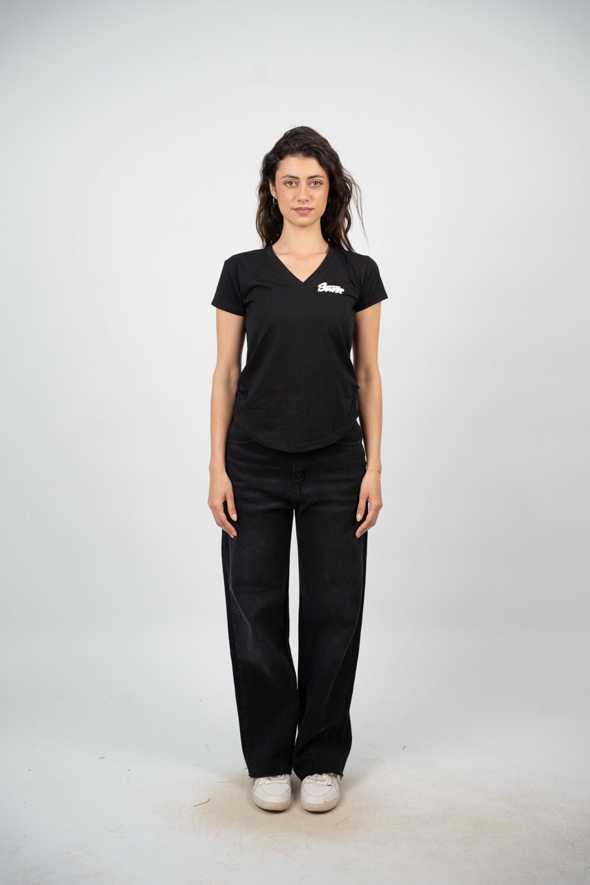 CURVED HEM V-NECK LOGO TEE