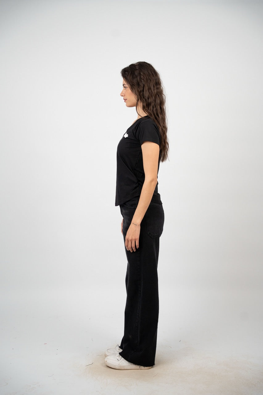 CURVED HEM V-NECK LOGO TEE