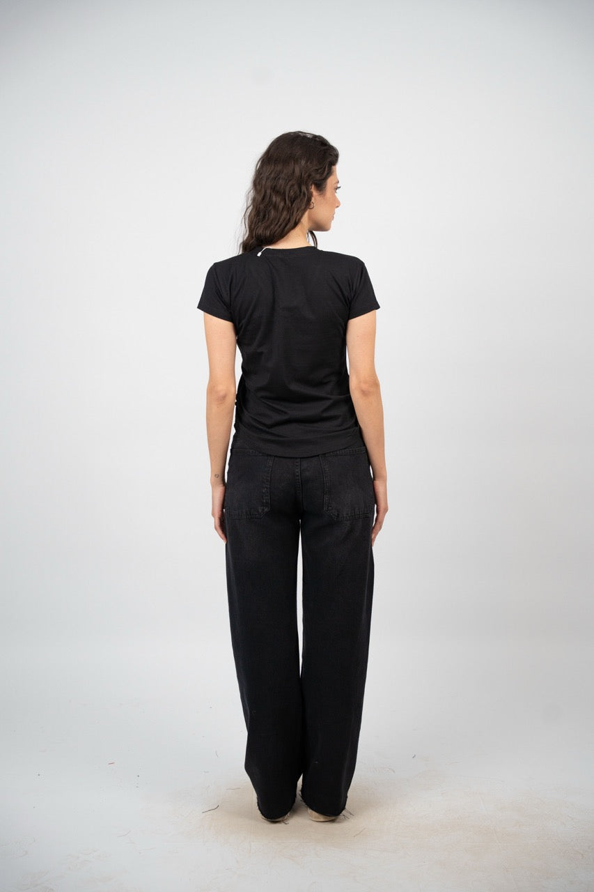 CURVED HEM V-NECK LOGO TEE