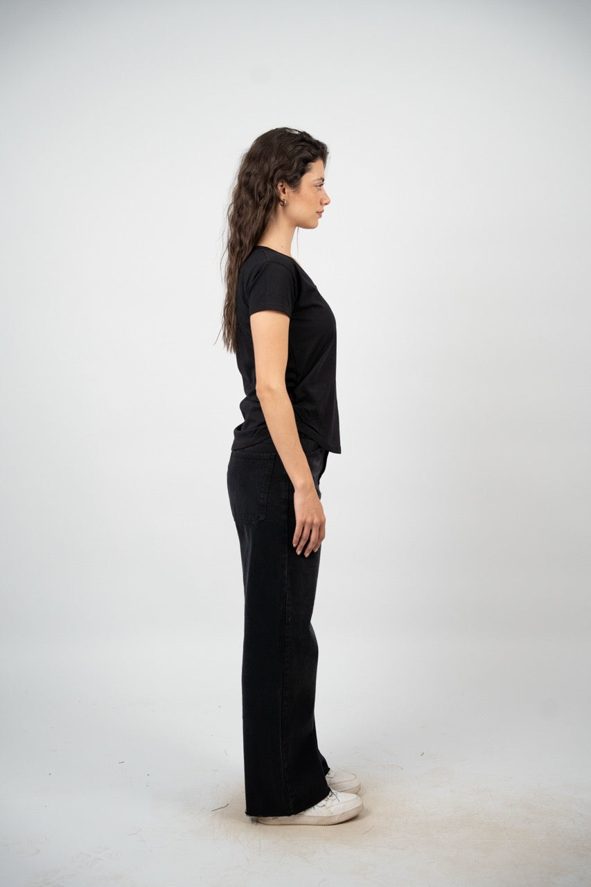 CURVED HEM V-NECK LOGO TEE