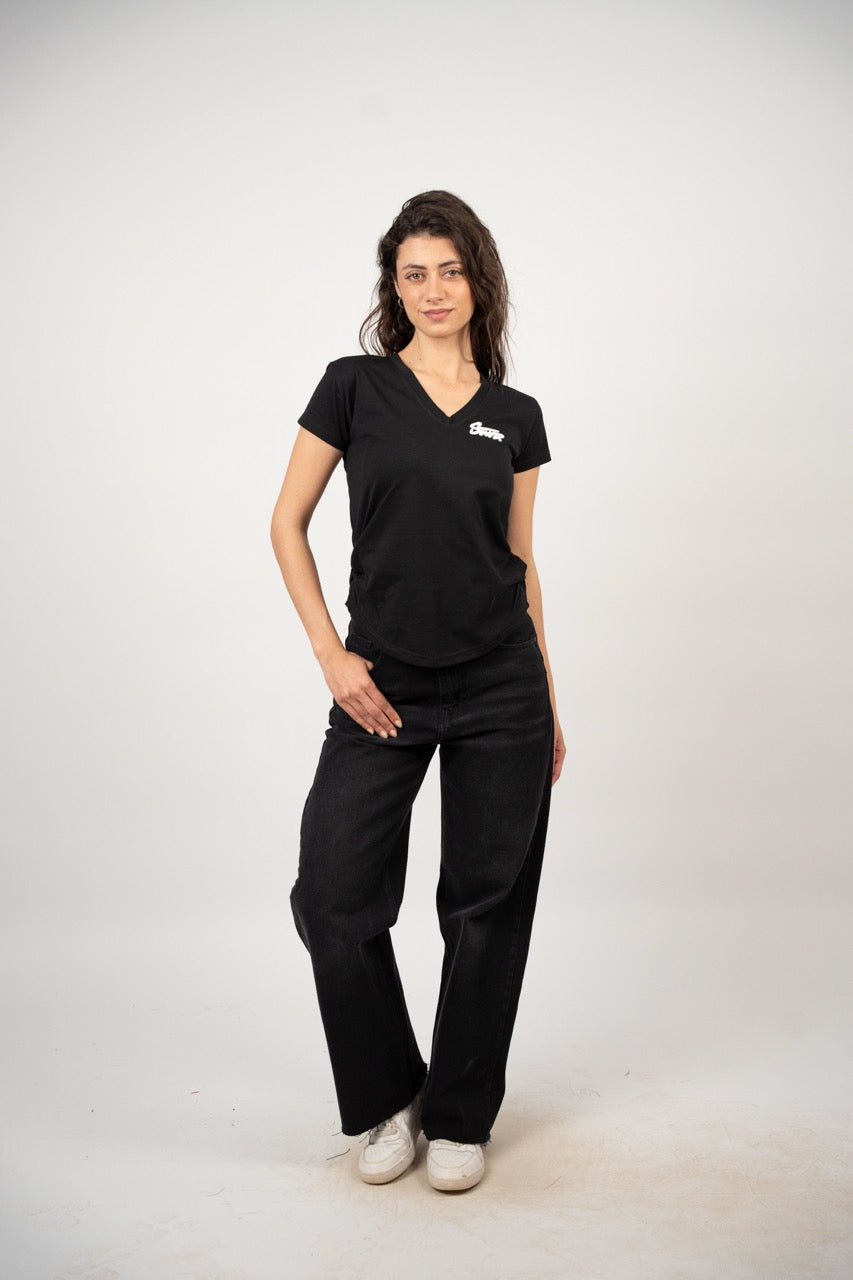 CURVED HEM V-NECK LOGO TEE