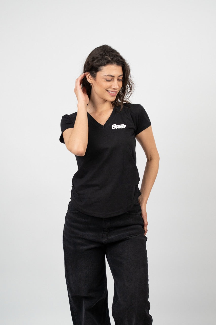 CURVED HEM V-NECK LOGO TEE