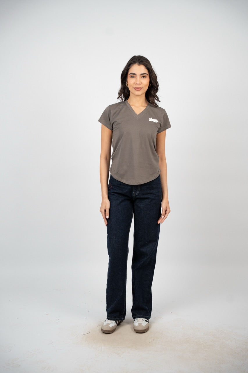 CURVED HEM V-NECK LOGO TEE