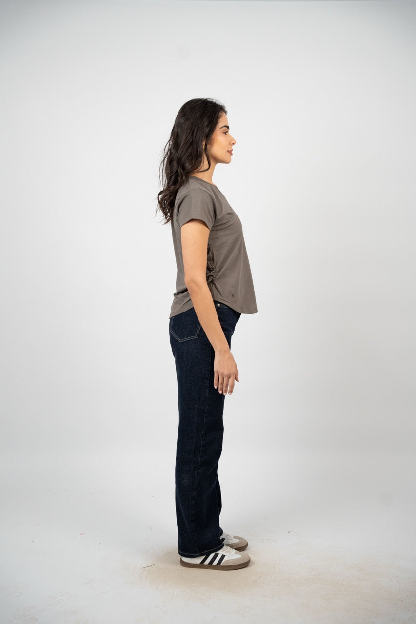 CURVED HEM V-NECK LOGO TEE