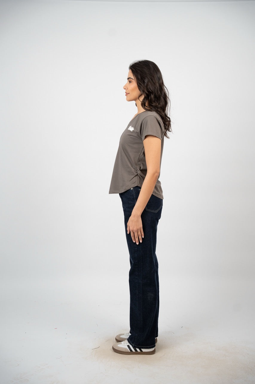 CURVED HEM V-NECK LOGO TEE