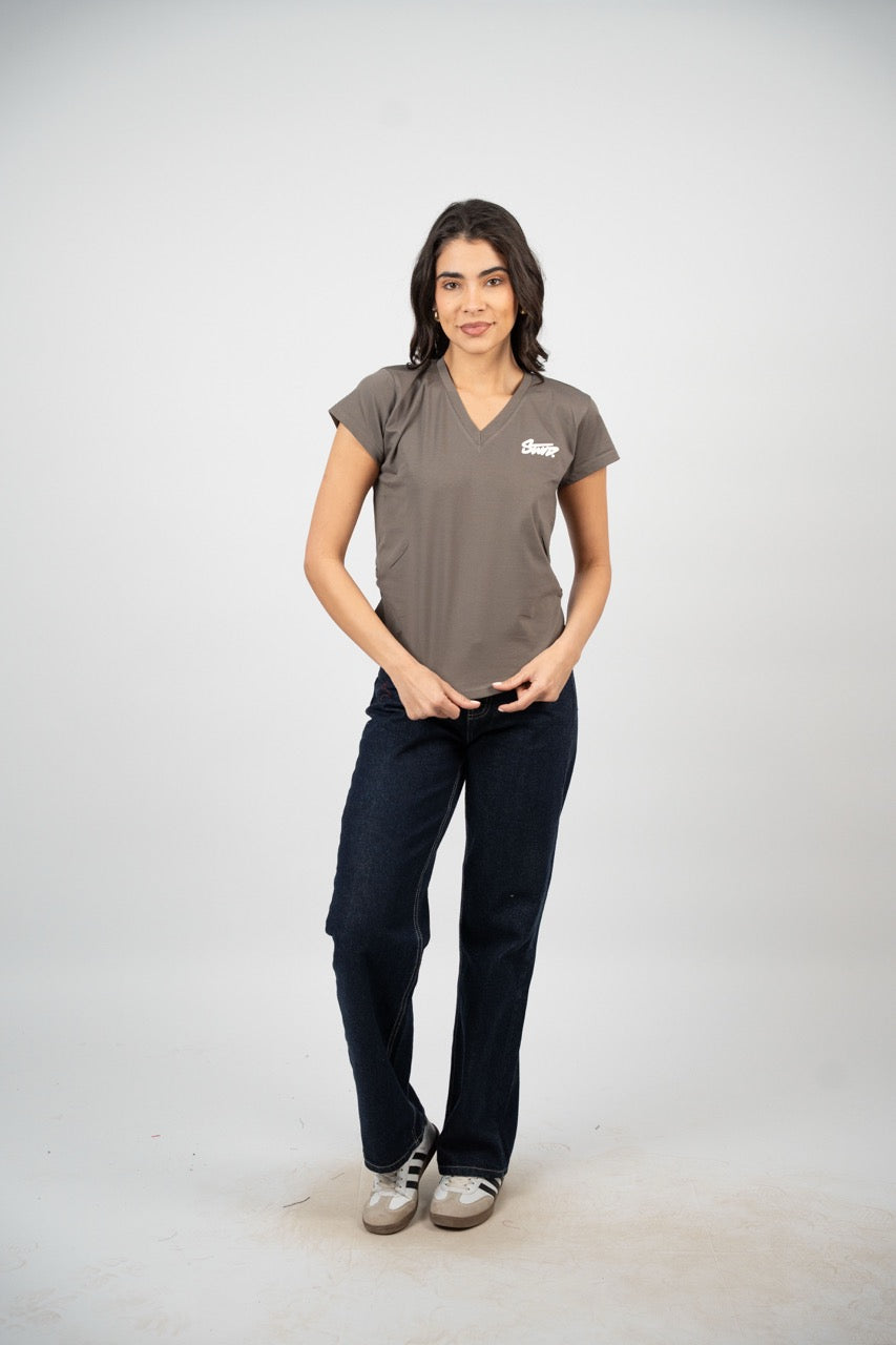 CURVED HEM V-NECK LOGO TEE