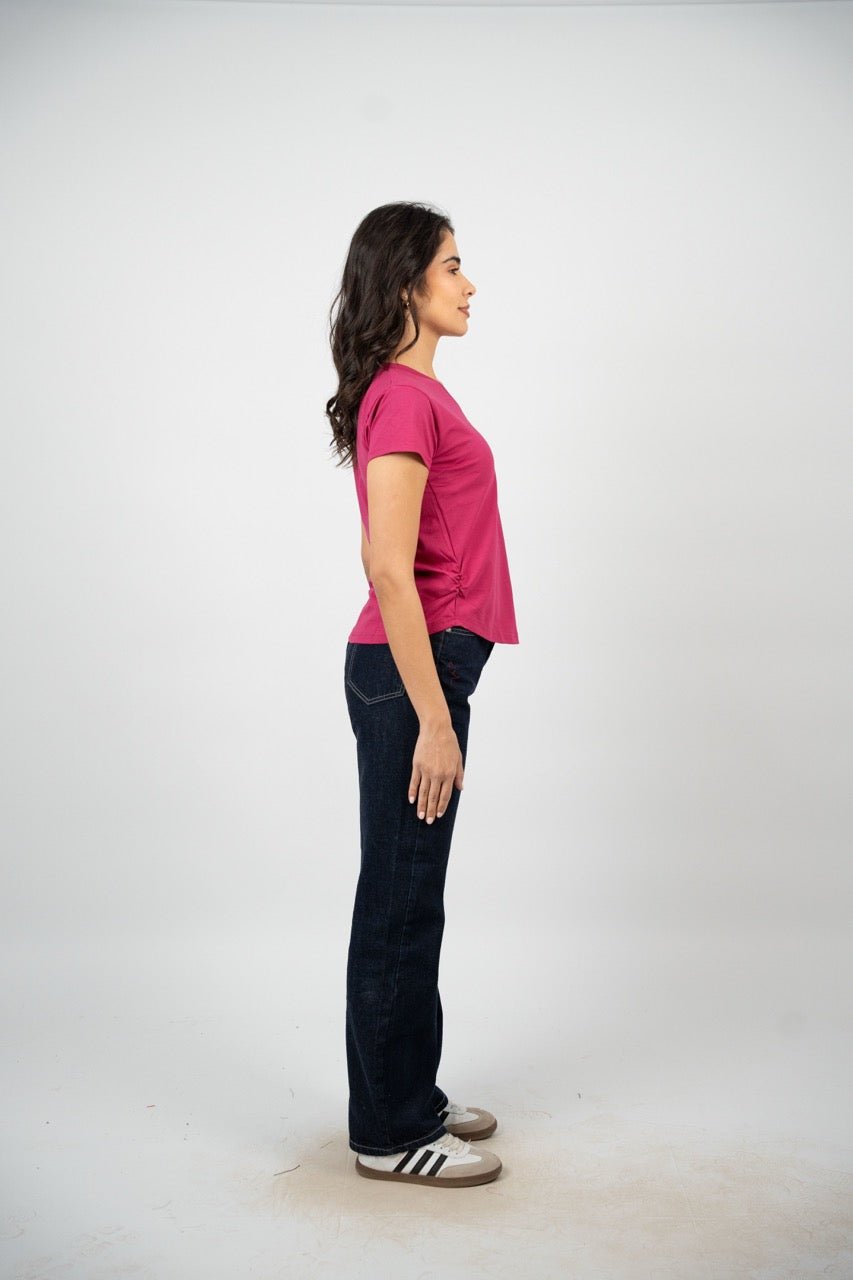 CURVED HEM V-NECK LOGO TEE