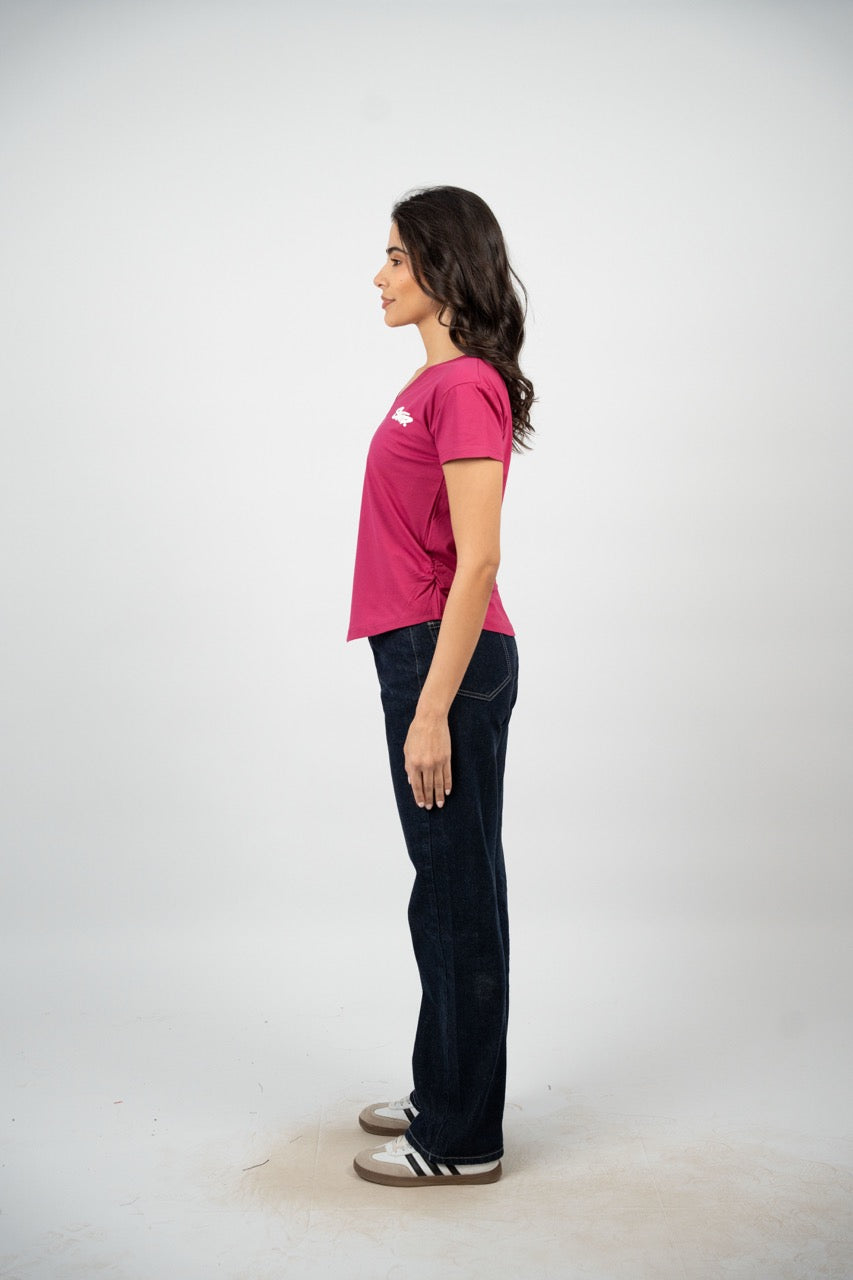 CURVED HEM V-NECK LOGO TEE