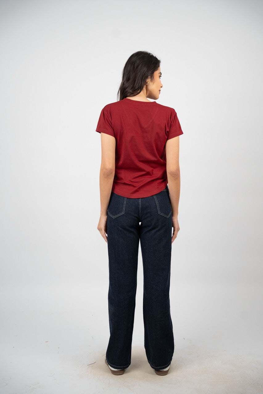 CURVED HEM V-NECK LOGO TEE