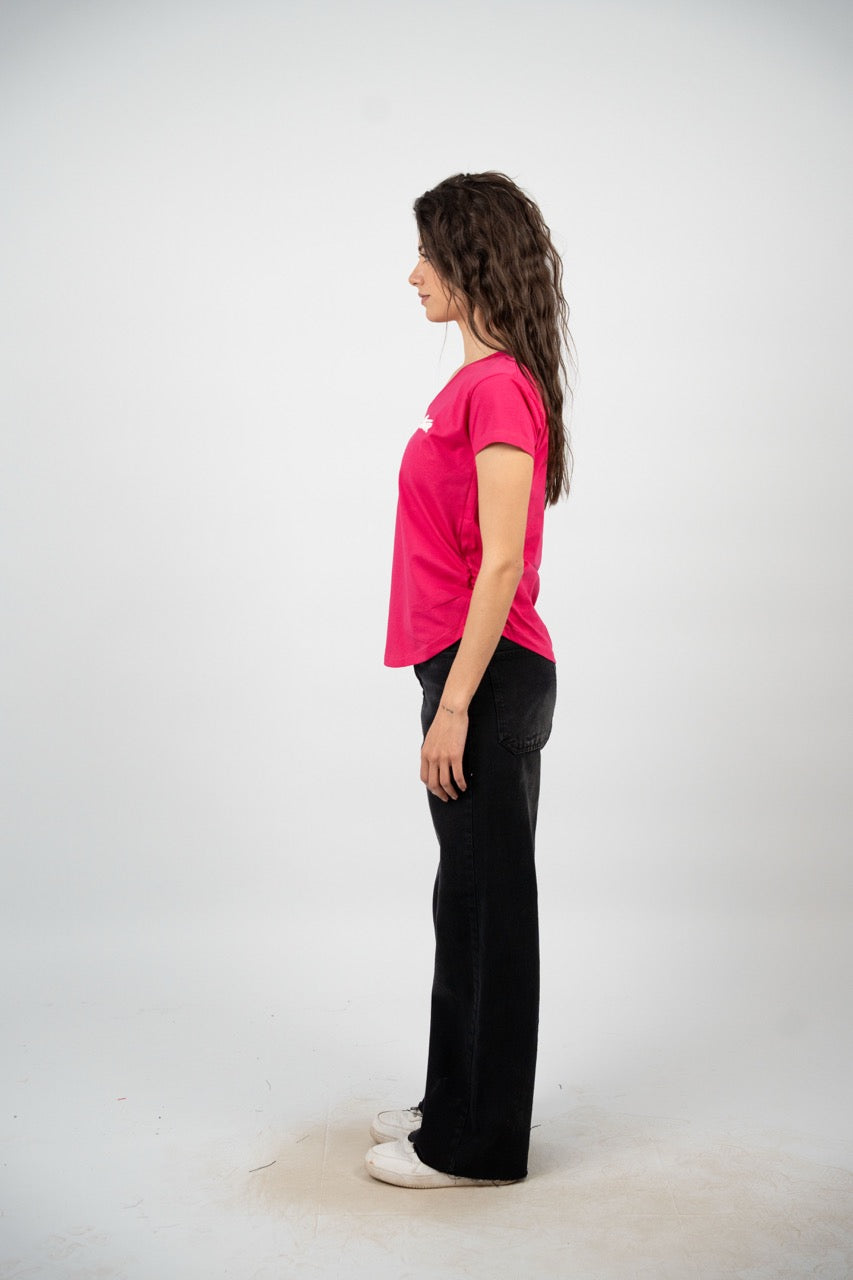 CURVED HEM V-NECK LOGO TEE