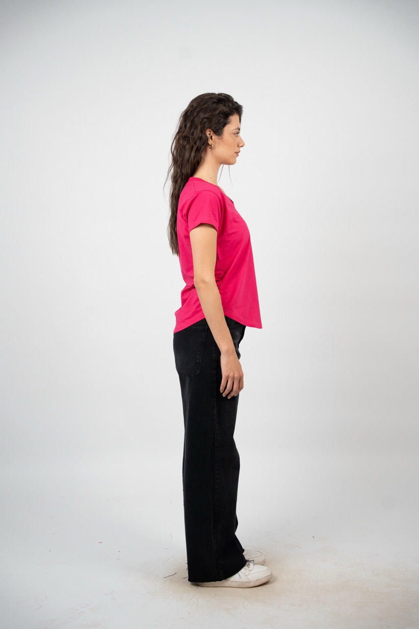 CURVED HEM V-NECK LOGO TEE