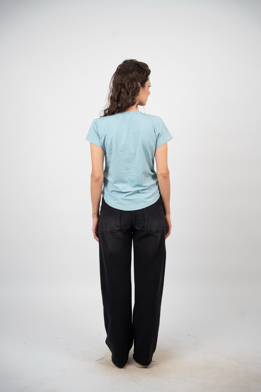 CURVED HEM V-NECK LOGO TEE