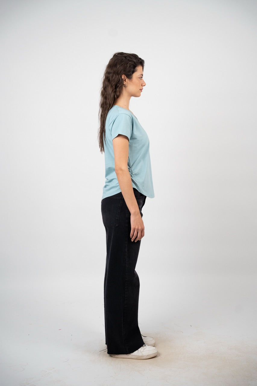 CURVED HEM V-NECK LOGO TEE