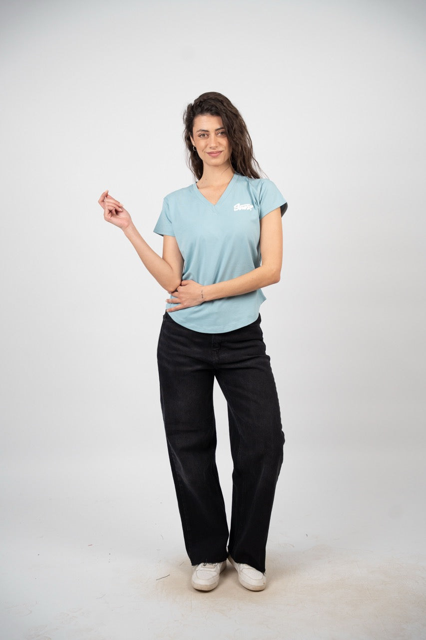 CURVED HEM V-NECK LOGO TEE