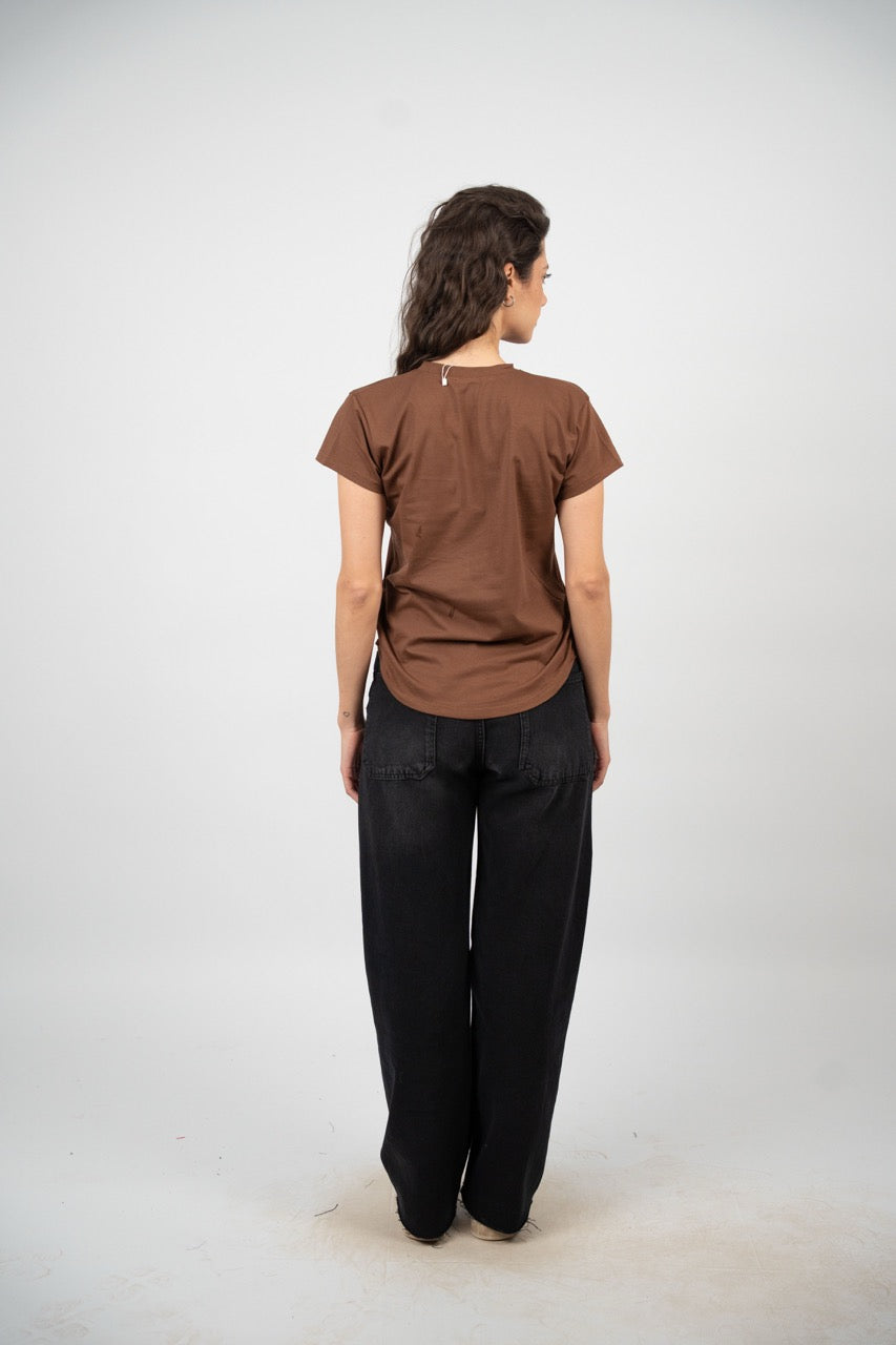 CURVED HEM V-NECK LOGO TEE