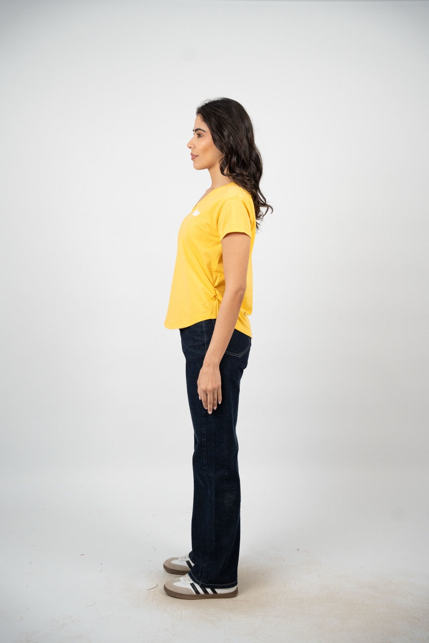 CURVED HEM V-NECK LOGO TEE